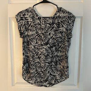 Black/White leaf design blouse w/ hook button on the back. Short sleeves